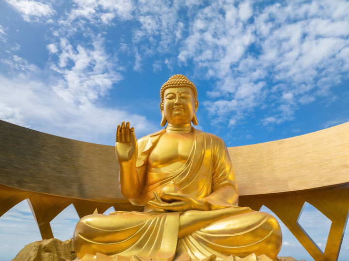 Tượng Đức Phật Câu Na Hàm tọa lạc trong Vườn Ưu Đàm.