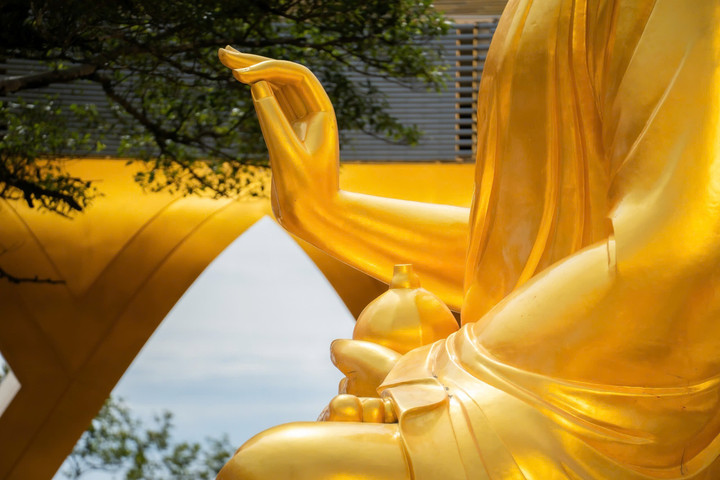 Tay phải Đức Phật Câu Na Hàm thủ ấn giáo hóa.