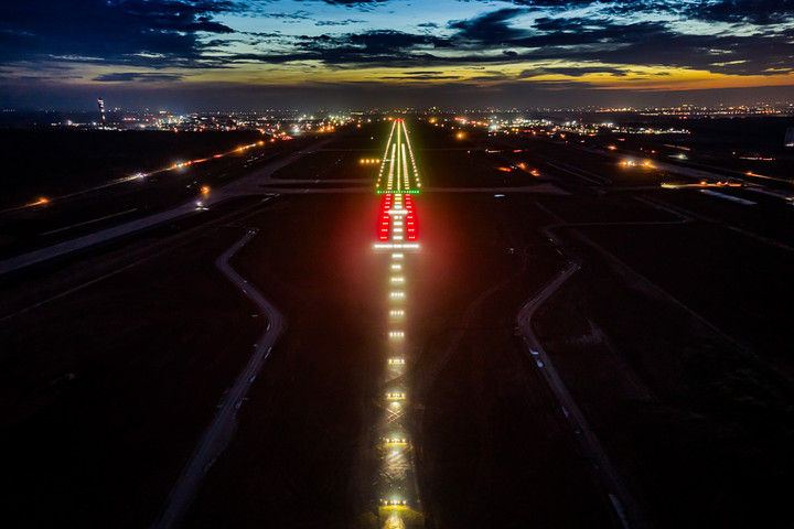 Đường cất hạ cánh số 1 sáng đèn, sẵn sàng đón chuyến bay kỹ thuật đầu tiên.