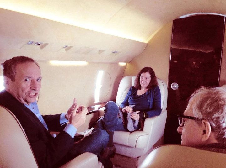 Epstein chụp cùng cựu chủ tịch Đại học Harvard Larry Summers và vợ của ông Summers. (Ảnh: Đảng Dân chủ trong Ủy ban Giám sát Hạ viện Mỹ)