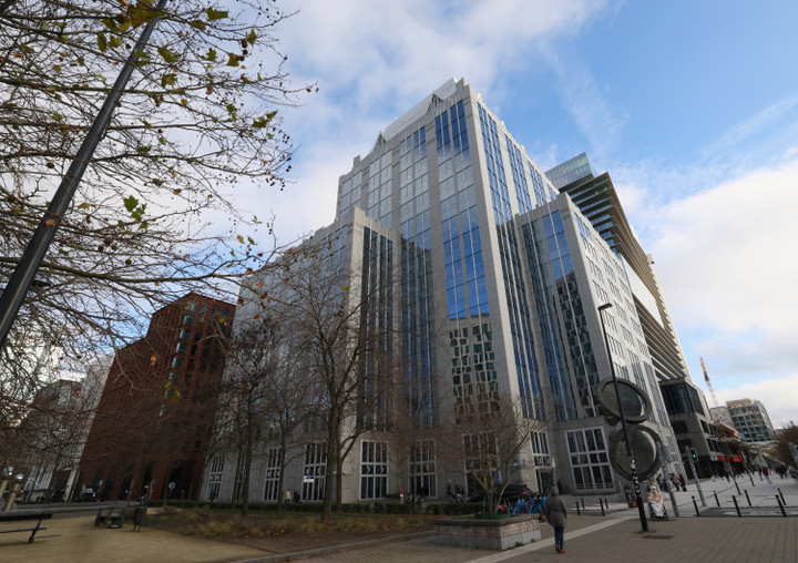 Trụ sở Euroclear, tổ chức lưu ký chứng khoán trung ương có trụ sở tại Bỉ, nơi đang nắm giữ các tài sản Nga bị phong tỏa, tại Brussels, Bỉ, ngày 5/12/2025. (Ảnh: Reuters)