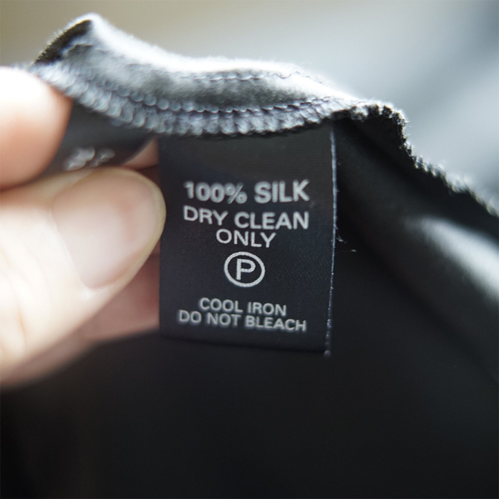 Hãy giặt khô nếu quần áo có nhãn này. (Ảnh: NY Times)