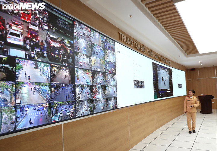 Ngày 13/12, Công an TP Hà Nội đưa Trung tâm Điều khiển giao thông Hà Nội vào hoạt động và xử lý vi phạm hành chính đối với một số vi phạm trong lĩnh vực trật tự, an toàn giao thông trên môi trường điện tử.