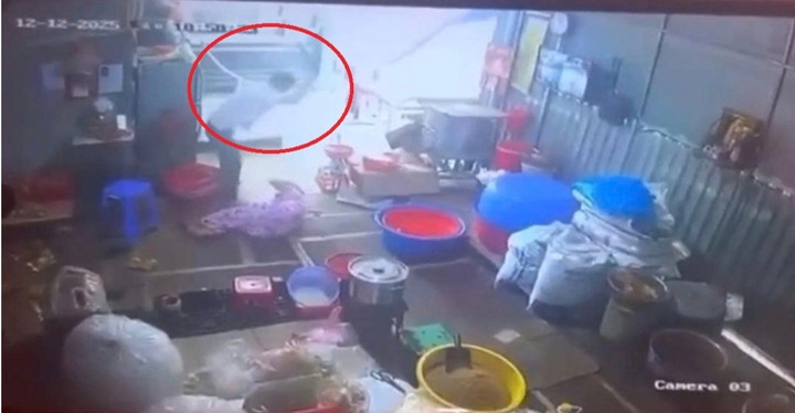 Người đàn ông cầm dao chém liên tiếp vào nạn nhân. (Ảnh cắt từ clip)