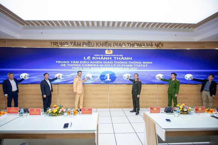 Trung tướng Nguyễn Thanh Tùng cùng các đại biểu tại lễ khánh thành Trung tâm điều khiển giao thông thông minh và hệ thống camera AI.