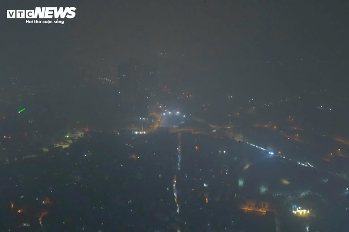 12 Aralık gecesi, Hanoi ince toz ve hava kirliliğinden kaynaklanan kalın bir sis tabakasıyla kaplıydı ve sokak lambaları koyu gri gökyüzüne karşı loş görünüyordu.