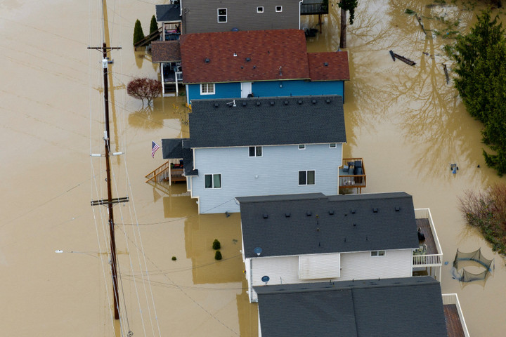 Hình ảnh từ trên cao cho thấy nhiều nơi chìm trong nước nâu đục, nhiều ngôi nhà bị ngập gần tới mái. (Ảnh: Reuters)