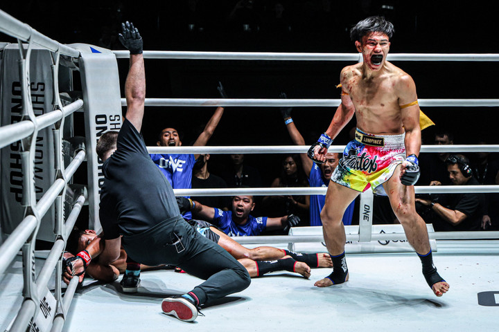 Võ sĩ Kraithong (bên phải)