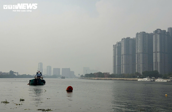 Nhiều điểm chất lượng không khí ở TP.HCM đang ở mức cảnh báo đỏ, tầm nhìn bị hạn chế.