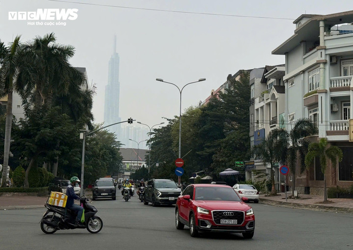 Lúc 10h sáng, toà nhà Landmark81 vẫn còn bị che mờ, bầu trời đục ngầu.