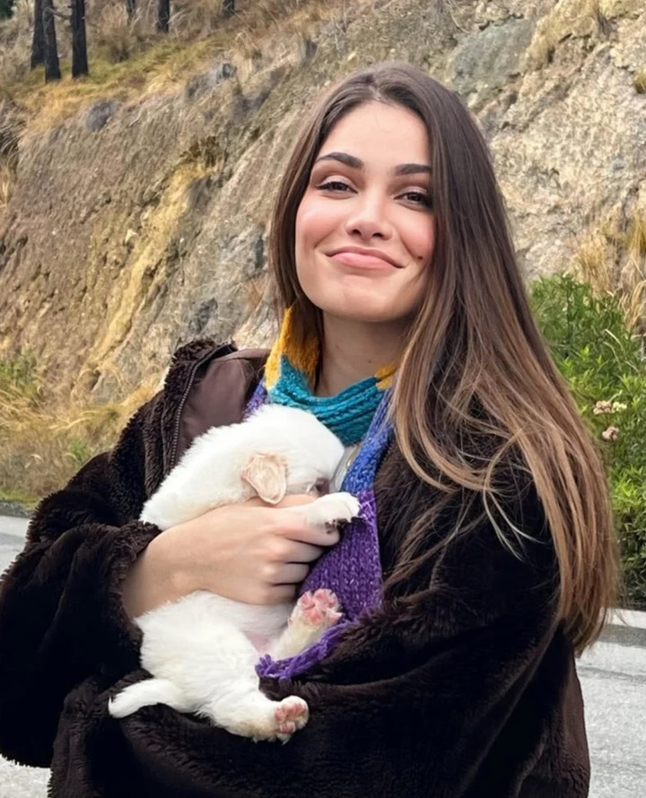 Trên mạng xã hội, người đẹp chăm chỉ cập nhật các hoạt động thường ngày, hình ảnh đời thường cũng như công việc của mình.