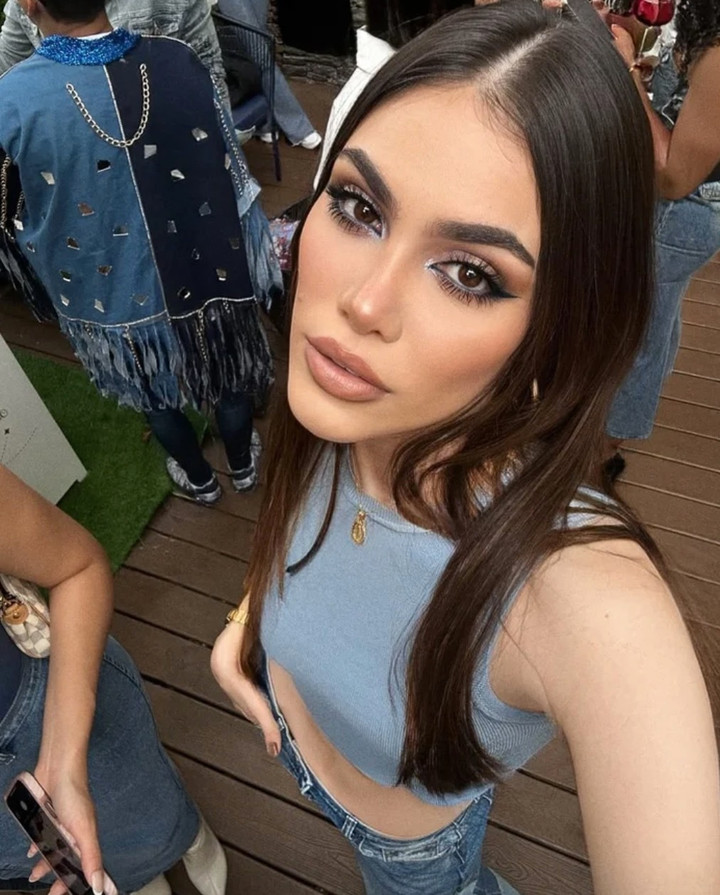 Anna gây ấn tượng với gu thời trang năng động, ưa chuộng quần jeans, áo ôm sát và những thiết kế tôn đường cong quyến rũ.