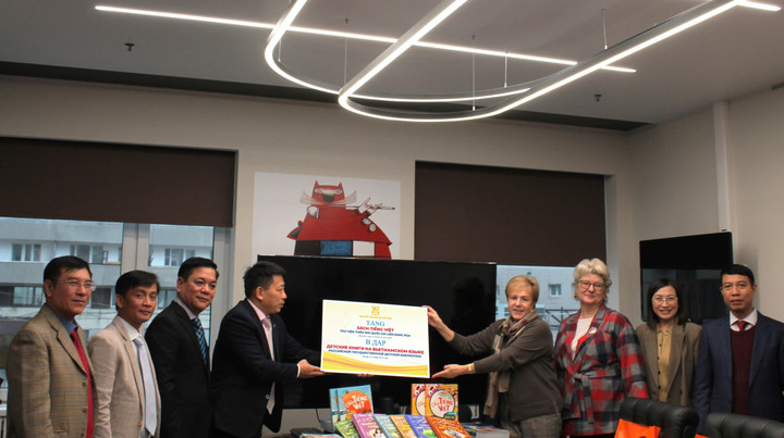 NXBGDVN tặng sách tiếng Việt tới Thư viện Thiếu nhi Quốc gia Liên bang Nga. (Ảnh: Thư viện Thiếu nhi Quốc gia Liên bang Nga)