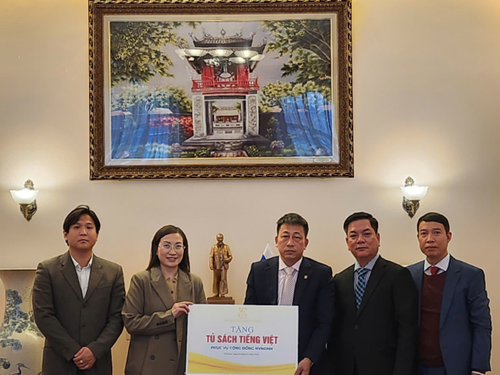 Nhà xuất bản Giáo dục Việt Nam tặng Tủ sách tiếng Việt phục vụ cộng đồng người Việt Nam tại Liên bang Nga.