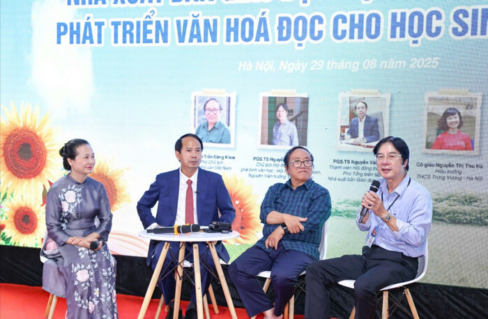 Các chuyên gia thảo luận về những thách thức trong việc thu hút học sinh đọc sách trong kỷ nguyên số và đưa ra những đề xuất, giải pháp.