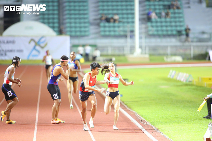Sau bước chạy của Ngọc Tường, Nguyễn Thị Ngọc vẫn giữ vững nhịp chạy chắc chắn và ổn định trước các đối thủ có sải chân vượt trội. Lê Ngọc Phúc thi đấu đầy nỗ lực với sự cổ vũ của Nguyễn Thị Hằng - người nhận nhiệm vụ chạy cuối cùng. Nguyễn Thị Hằng rất tập trung trước khi nhận gậy tiếp sức từ Ngọc Phúc. Cô lập tức chuyển trạng thái nước rút ngay từ những mét đầu tiên để duy trì khoảng cách an toàn trước các vận động viên Philippines. Dù thua thiệt đối thủ về sải chân nhưng Nguyễn Thị Hằng lại có sự quyết tâm và bước chạy ở tốc độ rất cao. Ở những mét cuối cùng, đồng đội đã đứng sẵn để ăn mừng cùng Nguyễn Thị Hằng bởi khoảng cách với đối thủ đã quá an toàn. Nguyễn Thị Hằng vẫn luôn cho thấy phong độ đầy thuyết phục của mình. Trên khán đài, số lượng cổ động viên Việt Nam không nhiều nhưng vẫn đủ mang đến không khí náo nhiệt cho sân Supachalasai sau tấm huy chương vàng của điền kinh Việt Nam. Ánh mắt đầy tự hào của Lê Ngọc Tường khi anh tạo ra tiền đề quan trọng cho tấm huy chương vàng đồng đội. Điền kinh Việt Nam đánh dấu ngày thi đấu thành công khi có 2 tấm huy chương vàng. Thậm chí, thành tích 3 phút 15 giây 07 giúp điền kinh Việt Nam phá kỉ lục SEA Games ở nội dung 4x400m tiếp sức hỗn hợp. Kỉ lục cũ thuộc về đội Thái Lan với thành tích 3 phút 19 giây 29. Đội chủ nhà cũng phá kỷ lục ở SEA Games lần này, nhưng các vận động viên Việt Nam còn xuất sắc hơn!