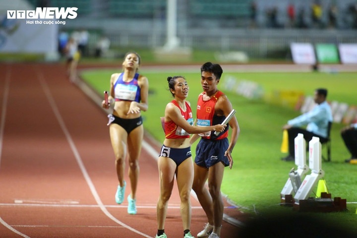 Nguyễn Thị Hằng vẫn luôn cho thấy phong độ đầy thuyết phục của mình. Trên khán đài, số lượng cổ động viên Việt Nam không nhiều nhưng vẫn đủ mang đến không khí náo nhiệt cho sân Supachalasai sau tấm huy chương vàng của điền kinh Việt Nam. Ánh mắt đầy tự hào của Lê Ngọc Tường khi anh tạo ra tiền đề quan trọng cho tấm huy chương vàng đồng đội. Điền kinh Việt Nam đánh dấu ngày thi đấu thành công khi có 2 tấm huy chương vàng. Thậm chí, thành tích 3 phút 15 giây 07 giúp điền kinh Việt Nam phá kỉ lục SEA Games ở nội dung 4x400m tiếp sức hỗn hợp. Kỉ lục cũ thuộc về đội Thái Lan với thành tích 3 phút 19 giây 29. Đội chủ nhà cũng phá kỷ lục ở SEA Games lần này, nhưng các vận động viên Việt Nam còn xuất sắc hơn!