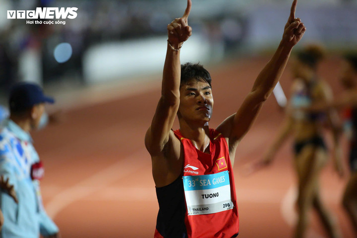 Ánh mắt đầy tự hào của Lê Ngọc Tường khi anh tạo ra tiền đề quan trọng cho tấm huy chương vàng đồng đội. Điền kinh Việt Nam đánh dấu ngày thi đấu thành công khi có 2 tấm huy chương vàng. Thậm chí, thành tích 3 phút 15 giây 07 giúp điền kinh Việt Nam phá kỉ lục SEA Games ở nội dung 4x400m tiếp sức hỗn hợp. Kỉ lục cũ thuộc về đội Thái Lan với thành tích 3 phút 19 giây 29. Đội chủ nhà cũng phá kỷ lục ở SEA Games lần này, nhưng các vận động viên Việt Nam còn xuất sắc hơn!