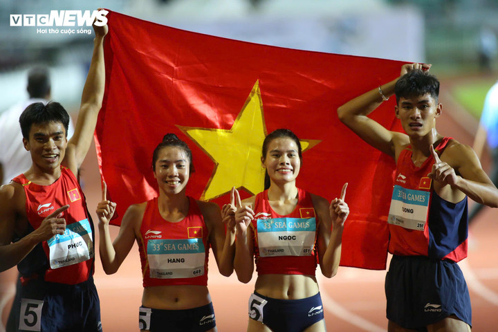 Điền kinh Việt Nam đánh dấu ngày thi đấu thành công khi có 2 tấm huy chương vàng. Thậm chí, thành tích 3 phút 15 giây 07 giúp điền kinh Việt Nam phá kỉ lục SEA Games ở nội dung 4x400m tiếp sức hỗn hợp. Kỉ lục cũ thuộc về đội Thái Lan với thành tích 3 phút 19 giây 29. Đội chủ nhà cũng phá kỷ lục ở SEA Games lần này, nhưng các vận động viên Việt Nam còn xuất sắc hơn!