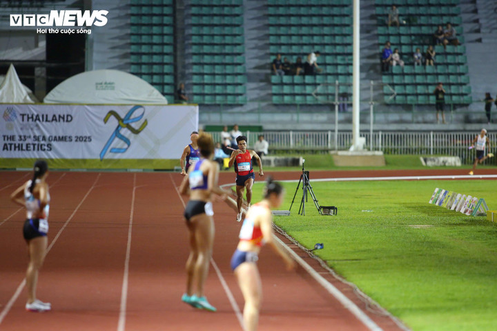 Lê Ngọc Phúc thi đấu đầy nỗ lực với sự cổ vũ của Nguyễn Thị Hằng - người nhận nhiệm vụ chạy cuối cùng. Nguyễn Thị Hằng rất tập trung trước khi nhận gậy tiếp sức từ Ngọc Phúc. Cô lập tức chuyển trạng thái nước rút ngay từ những mét đầu tiên để duy trì khoảng cách an toàn trước các vận động viên Philippines. Dù thua thiệt đối thủ về sải chân nhưng Nguyễn Thị Hằng lại có sự quyết tâm và bước chạy ở tốc độ rất cao. Ở những mét cuối cùng, đồng đội đã đứng sẵn để ăn mừng cùng Nguyễn Thị Hằng bởi khoảng cách với đối thủ đã quá an toàn. Nguyễn Thị Hằng vẫn luôn cho thấy phong độ đầy thuyết phục của mình. Trên khán đài, số lượng cổ động viên Việt Nam không nhiều nhưng vẫn đủ mang đến không khí náo nhiệt cho sân Supachalasai sau tấm huy chương vàng của điền kinh Việt Nam. Ánh mắt đầy tự hào của Lê Ngọc Tường khi anh tạo ra tiền đề quan trọng cho tấm huy chương vàng đồng đội. Điền kinh Việt Nam đánh dấu ngày thi đấu thành công khi có 2 tấm huy chương vàng. Thậm chí, thành tích 3 phút 15 giây 07 giúp điền kinh Việt Nam phá kỉ lục SEA Games ở nội dung 4x400m tiếp sức hỗn hợp. Kỉ lục cũ thuộc về đội Thái Lan với thành tích 3 phút 19 giây 29. Đội chủ nhà cũng phá kỷ lục ở SEA Games lần này, nhưng các vận động viên Việt Nam còn xuất sắc hơn!