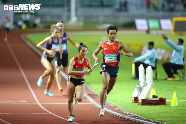 Cô lập tức chuyển trạng thái nước rút ngay từ những mét đầu tiên để duy trì khoảng cách an toàn trước các vận động viên Philippines. Dù thua thiệt đối thủ về sải chân nhưng Nguyễn Thị Hằng lại có sự quyết tâm và bước chạy ở tốc độ rất cao. Ở những mét cuối cùng, đồng đội đã đứng sẵn để ăn mừng cùng Nguyễn Thị Hằng bởi khoảng cách với đối thủ đã quá an toàn. Nguyễn Thị Hằng vẫn luôn cho thấy phong độ đầy thuyết phục của mình. Trên khán đài, số lượng cổ động viên Việt Nam không nhiều nhưng vẫn đủ mang đến không khí náo nhiệt cho sân Supachalasai sau tấm huy chương vàng của điền kinh Việt Nam. Ánh mắt đầy tự hào của Lê Ngọc Tường khi anh tạo ra tiền đề quan trọng cho tấm huy chương vàng đồng đội. Điền kinh Việt Nam đánh dấu ngày thi đấu thành công khi có 2 tấm huy chương vàng. Thậm chí, thành tích 3 phút 15 giây 07 giúp điền kinh Việt Nam phá kỉ lục SEA Games ở nội dung 4x400m tiếp sức hỗn hợp. Kỉ lục cũ thuộc về đội Thái Lan với thành tích 3 phút 19 giây 29. Đội chủ nhà cũng phá kỷ lục ở SEA Games lần này, nhưng các vận động viên Việt Nam còn xuất sắc hơn!