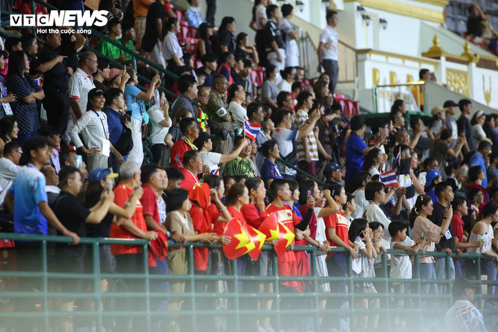 Trên khán đài, số lượng cổ động viên Việt Nam không nhiều nhưng vẫn đủ mang đến không khí náo nhiệt cho sân Supachalasai sau tấm huy chương vàng của điền kinh Việt Nam. Ánh mắt đầy tự hào của Lê Ngọc Tường khi anh tạo ra tiền đề quan trọng cho tấm huy chương vàng đồng đội. Điền kinh Việt Nam đánh dấu ngày thi đấu thành công khi có 2 tấm huy chương vàng. Thậm chí, thành tích 3 phút 15 giây 07 giúp điền kinh Việt Nam phá kỉ lục SEA Games ở nội dung 4x400m tiếp sức hỗn hợp. Kỉ lục cũ thuộc về đội Thái Lan với thành tích 3 phút 19 giây 29. Đội chủ nhà cũng phá kỷ lục ở SEA Games lần này, nhưng các vận động viên Việt Nam còn xuất sắc hơn!