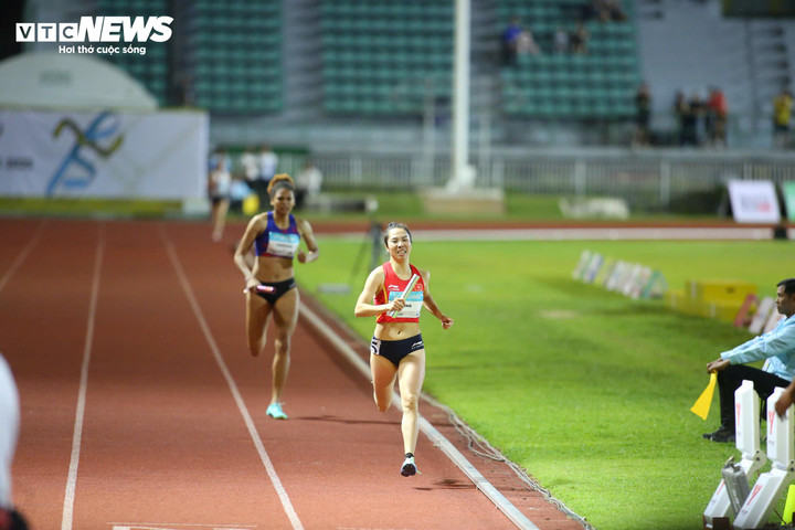 Dù thua thiệt đối thủ về sải chân nhưng Nguyễn Thị Hằng lại có sự quyết tâm và bước chạy ở tốc độ rất cao. Ở những mét cuối cùng, đồng đội đã đứng sẵn để ăn mừng cùng Nguyễn Thị Hằng bởi khoảng cách với đối thủ đã quá an toàn. Nguyễn Thị Hằng vẫn luôn cho thấy phong độ đầy thuyết phục của mình. Trên khán đài, số lượng cổ động viên Việt Nam không nhiều nhưng vẫn đủ mang đến không khí náo nhiệt cho sân Supachalasai sau tấm huy chương vàng của điền kinh Việt Nam. Ánh mắt đầy tự hào của Lê Ngọc Tường khi anh tạo ra tiền đề quan trọng cho tấm huy chương vàng đồng đội. Điền kinh Việt Nam đánh dấu ngày thi đấu thành công khi có 2 tấm huy chương vàng. Thậm chí, thành tích 3 phút 15 giây 07 giúp điền kinh Việt Nam phá kỉ lục SEA Games ở nội dung 4x400m tiếp sức hỗn hợp. Kỉ lục cũ thuộc về đội Thái Lan với thành tích 3 phút 19 giây 29. Đội chủ nhà cũng phá kỷ lục ở SEA Games lần này, nhưng các vận động viên Việt Nam còn xuất sắc hơn!