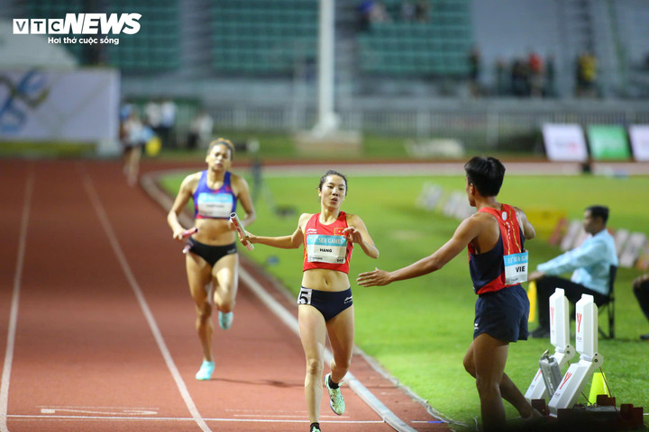 Ở những mét cuối cùng, đồng đội đã đứng sẵn để ăn mừng cùng Nguyễn Thị Hằng bởi khoảng cách với đối thủ đã quá an toàn. Nguyễn Thị Hằng vẫn luôn cho thấy phong độ đầy thuyết phục của mình. Trên khán đài, số lượng cổ động viên Việt Nam không nhiều nhưng vẫn đủ mang đến không khí náo nhiệt cho sân Supachalasai sau tấm huy chương vàng của điền kinh Việt Nam. Ánh mắt đầy tự hào của Lê Ngọc Tường khi anh tạo ra tiền đề quan trọng cho tấm huy chương vàng đồng đội. Điền kinh Việt Nam đánh dấu ngày thi đấu thành công khi có 2 tấm huy chương vàng. Thậm chí, thành tích 3 phút 15 giây 07 giúp điền kinh Việt Nam phá kỉ lục SEA Games ở nội dung 4x400m tiếp sức hỗn hợp. Kỉ lục cũ thuộc về đội Thái Lan với thành tích 3 phút 19 giây 29. Đội chủ nhà cũng phá kỷ lục ở SEA Games lần này, nhưng các vận động viên Việt Nam còn xuất sắc hơn!