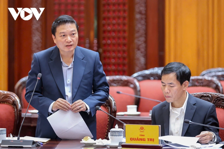 Lãnh đạo tỉnh Quảng Trị báo cáo tại cuộc họp.