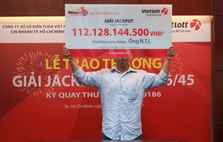 Ông N.T.L nhận giải Jackpot hơn trăm tỷ đồng. (Ảnh: Vietlott)