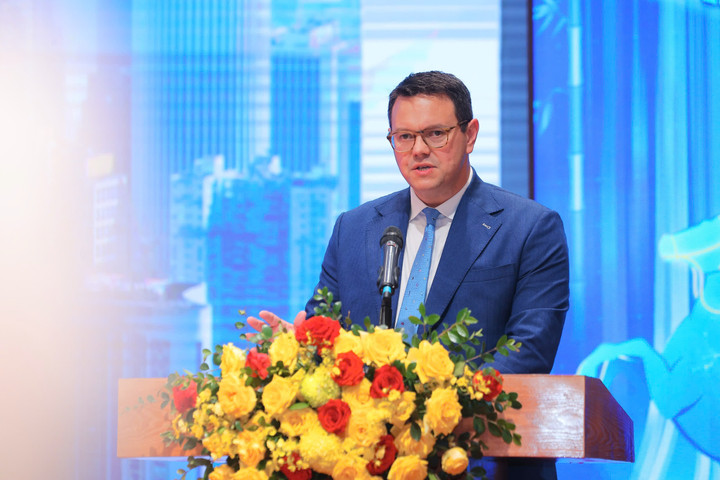 مسٹر ڈیوڈ لیوس – انرجی کیپیٹل ویتنام کے چیئرمین اور سی ای او – فورم میں پیش کر رہے ہیں۔ (تصویر: ٹیک فیسٹ)