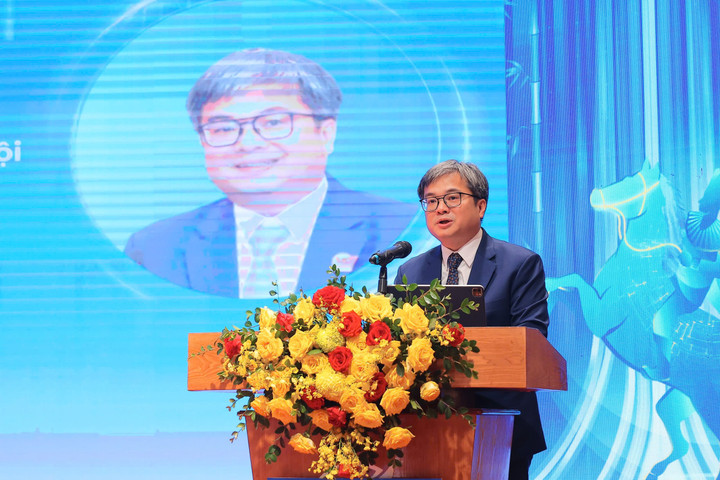 مسٹر ترونگ ویت ڈنگ – ہنوئی پیپلز کمیٹی کے وائس چیئرمین – فورم سے خطاب کر رہے ہیں۔ (تصویر: ٹیک فیسٹ)