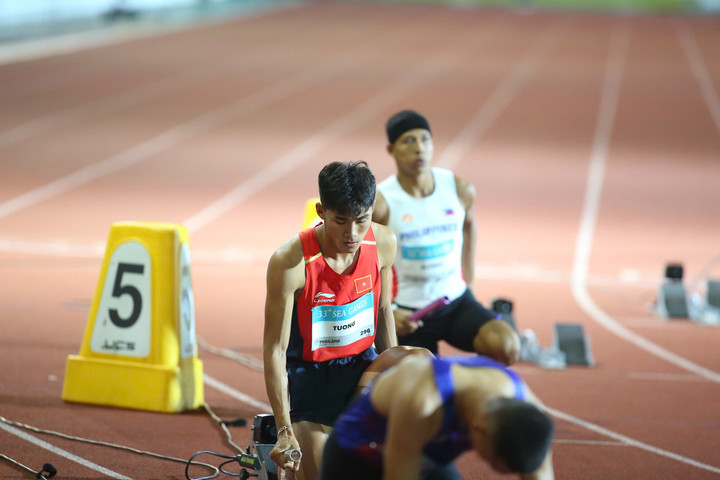 Nội dung 4x400m tiếp sức hỗn hợp diễn ra tối 13/12 có sự tham dự của Tạ Ngọc Tường, Nguyễn Thị Ngọc, Lê Ngọc Phúc và Nguyễn Thị Hằng. Ngọc Tường là vận động viên xuất phát đầu tiên và tạo ra bước chạy khởi đầu hoàn hảo. Sau bước chạy của Ngọc Tường, Nguyễn Thị Ngọc vẫn giữ vững nhịp chạy chắc chắn và ổn định trước các đối thủ có sải chân vượt trội. Lê Ngọc Phúc thi đấu đầy nỗ lực với sự cổ vũ của Nguyễn Thị Hằng - người nhận nhiệm vụ chạy cuối cùng. Nguyễn Thị Hằng rất tập trung trước khi nhận gậy tiếp sức từ Ngọc Phúc. Cô lập tức chuyển trạng thái nước rút ngay từ những mét đầu tiên để duy trì khoảng cách an toàn trước các vận động viên Philippines. Dù thua thiệt đối thủ về sải chân nhưng Nguyễn Thị Hằng lại có sự quyết tâm và bước chạy ở tốc độ rất cao. Ở những mét cuối cùng, đồng đội đã đứng sẵn để ăn mừng cùng Nguyễn Thị Hằng bởi khoảng cách với đối thủ đã quá an toàn. Nguyễn Thị Hằng vẫn luôn cho thấy phong độ đầy thuyết phục của mình. Trên khán đài, số lượng cổ động viên Việt Nam không nhiều nhưng vẫn đủ mang đến không khí náo nhiệt cho sân Supachalasai sau tấm huy chương vàng của điền kinh Việt Nam. Ánh mắt đầy tự hào của Lê Ngọc Tường khi anh tạo ra tiền đề quan trọng cho tấm huy chương vàng đồng đội. Điền kinh Việt Nam đánh dấu ngày thi đấu thành công khi có 2 tấm huy chương vàng. Thậm chí, thành tích 3 phút 15 giây 07 giúp điền kinh Việt Nam phá kỉ lục SEA Games ở nội dung 4x400m tiếp sức hỗn hợp. Kỉ lục cũ thuộc về đội Thái Lan với thành tích 3 phút 19 giây 29. Đội chủ nhà cũng phá kỷ lục ở SEA Games lần này, nhưng các vận động viên Việt Nam còn xuất sắc hơn!