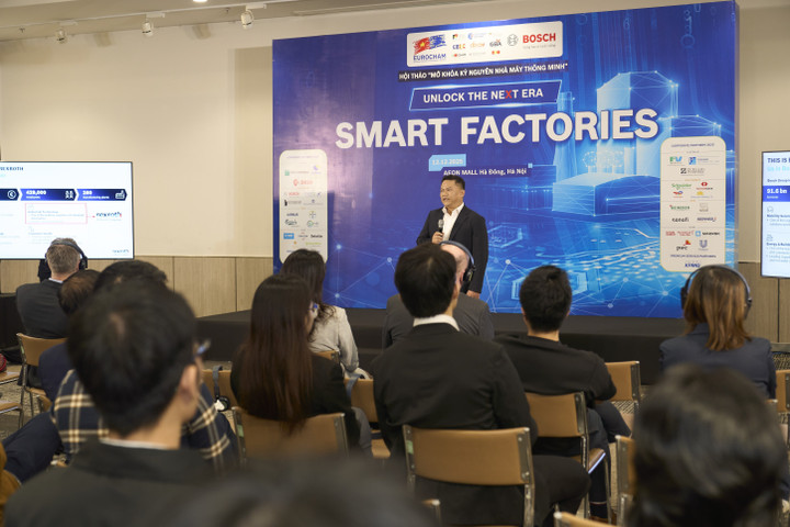 Diễn giả trình bày tại hội thảo “Mở khóa Kỷ nguyên Nhà máy Thông minh”, chia sẻ giải pháp công nghệ đột phá thúc đẩy chuyển đổi số ngành sản xuất Việt Nam. (Nguồn: EuroCham)