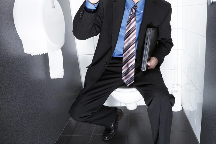 Thường đi vệ sinh hơn 1 tiếng trong giờ làm, anh kỹ sư bị công ty sa thải.