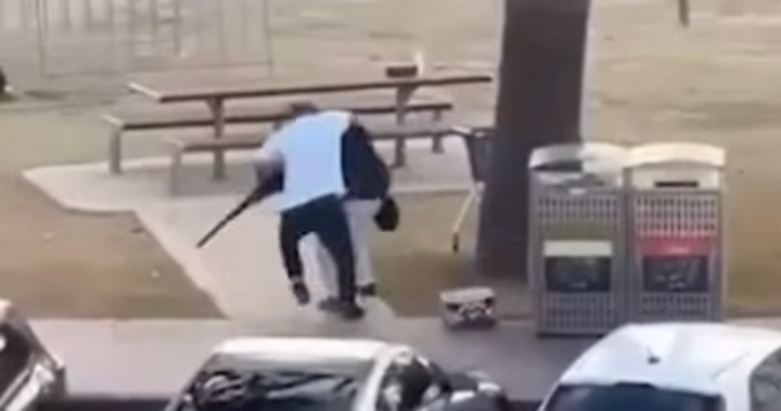 Người đàn ông đang giằng co súng với kẻ xả súng. (Ảnh chụp màn hình)