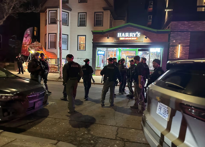 Cảnh sát có mặt tại hiện trường vụ xả súng. (Ảnh: Reuters)