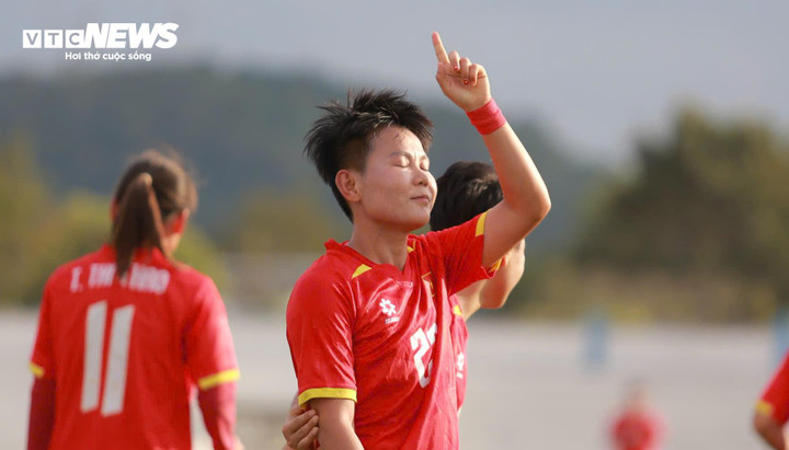 Bích Thùy ghi bàn. Ảnh: Mai Phương