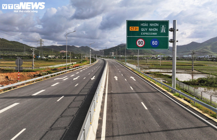 Hiện tại gói thầu số 12-XL đã thi công các hạng mục ATGT; đáp ứng tiến độ thông xe kỹ thuật vào ngày 19/8/2025 trước đó.