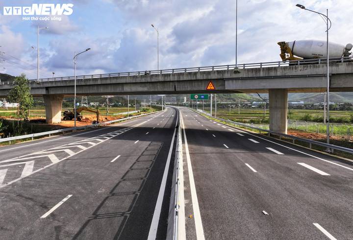 Dự án Hoài Nhơn - Quy Nhơn gồm 2 gói thầu: Gói thầu 11-XL từ Km0+00 – Km23+500 do Tổng công ty Xây dựng Trường Sơn thi công. Gói thầu 12-XL từ Km23+500 –Km70+091 do Liên danh Công ty TNHH Tập đoàn Sơn Hải, Công ty CP Tập đoàn Phúc Lộc, Tổng công ty xây dựng CTGT 8, Công ty CP Tập đoàn Trường Thịnh, Công ty CP 471 thi công.