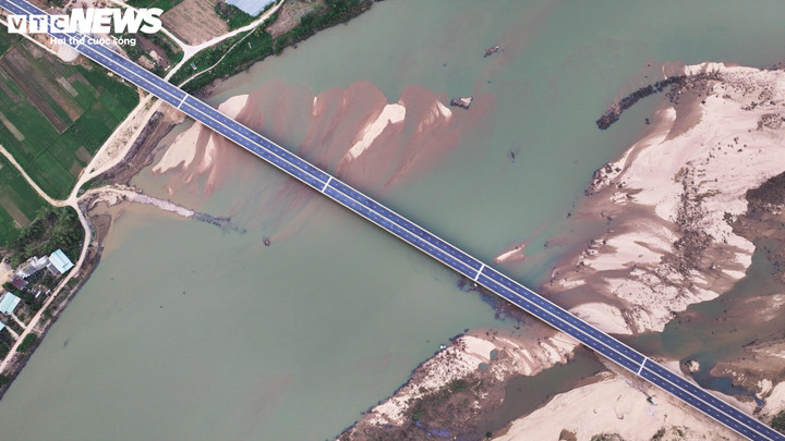 Đối với gói thầu số 11-XL từ Km0+00 – Km23+500 do Tổng công ty Xây dựng Trường Sơn gặp khó khăn khi tiến độ thi công 2,8km đoạn tuyến băng rừng chậm 8 tháng so với kế hoạch. Vì tháng 10/2024 Ủy ban Tường vụ Quốc hội mới có chủ trương chuyển đổi mục đích sử dụng rừng, đồng thời mùa mưa năm 2024 kéo dài sau khi có mặt bằng thi công.