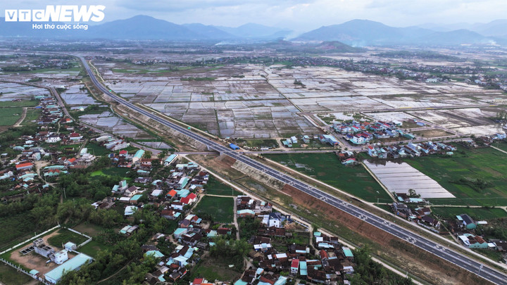 Đoạn cao tốc Hoài Nhơn - Quy Nhơn có tổng chiều dài tuyến 70,1km, nằm trọn trong địa bàn tỉnh Gia Lai (tỉnh Bình Định cũ) với tổng mức đầu tư hơn 12.400 tỷ đồng, do Ban Quản lý dự án 85 thuộc Bộ Giao thông Vận tải làm chủ đầu tư.