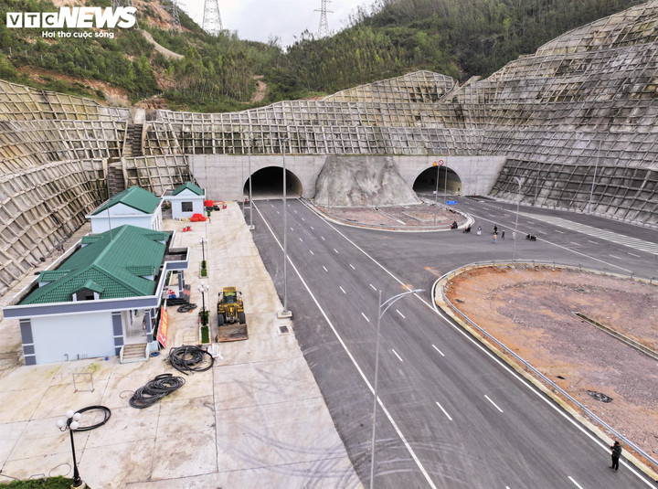 Được biết điểm cuối cao tốc đoạn Hoài Nhơn - Quy Nhơn là hầm xuyên núi Sơn Triệu thuộc gói thầu 11-XL của tuyến cao tốc Quy Nhơn - Chí Thạnh. Hầm được thi công từ ngày 1/11/2023, cán đích vào tháng 6/2025, nhanh hơn 3 tháng so với hợp đồng.