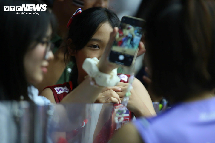 Một cổ động viên nhí của Thái Lan đã chờ rất lâu và liên tục gọi tên các vận động viên để xin chữ kí vào quả bóng lưu niệm, Dàn cổ động viên Việt Nam xuất hiện những nụ cười "tỏa nắng" của các cô nàng kiêm tổng tài xinh đẹp. Bà Lê Vũ Hồng Ngọc sinh năm 1992 - là con gái của ông Lê Văn Thành - Chủ tịch tập đoàn thể thao Động Lực. Bà Ngọc đang nắm giữ vai trò quản lý doanh nghiệp của gia đình. Bà Lê Vũ Hồng Ngọc liên tục có mặt theo dõi nhiều môn thể thao như bóng chuyền, bơi lội và điền kinh. Trên khán đài còn có sự xuất hiện của bà Tracy Thư Lương - nữ doanh nhân nổi tiếng ở TP.HCM trong lĩnh vực xe hơi. Bà Thư Lương là nữ doanh nhân đầu tiên ở Việt Nam sở hữu đội thể thao chuyên nghiệp - CLB bóng rổ Thang Long Warriors. Chiến thắng trước Philippines đưa Việt Nam vào chung kết và đối thủ vẫn là chủ nhà Thái Lan.