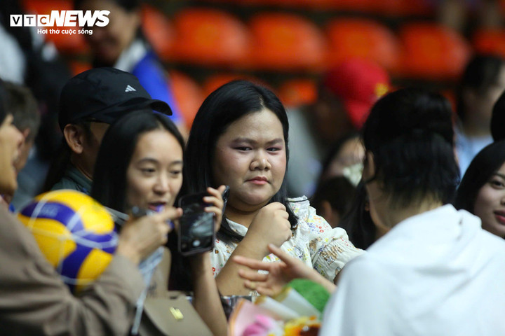 Ngay cả nhiều cổ động viên của chủ nhà cũng muốn xin chữ kí của các vận động viên Việt Nan, đặc biệt là Thanh Thúy và Lâm Oanh. Một cổ động viên nhí của Thái Lan đã chờ rất lâu và liên tục gọi tên các vận động viên để xin chữ kí vào quả bóng lưu niệm, Dàn cổ động viên Việt Nam xuất hiện những nụ cười "tỏa nắng" của các cô nàng kiêm tổng tài xinh đẹp. Bà Lê Vũ Hồng Ngọc sinh năm 1992 - là con gái của ông Lê Văn Thành - Chủ tịch tập đoàn thể thao Động Lực. Bà Ngọc đang nắm giữ vai trò quản lý doanh nghiệp của gia đình. Bà Lê Vũ Hồng Ngọc liên tục có mặt theo dõi nhiều môn thể thao như bóng chuyền, bơi lội và điền kinh. Trên khán đài còn có sự xuất hiện của bà Tracy Thư Lương - nữ doanh nhân nổi tiếng ở TP.HCM trong lĩnh vực xe hơi. Bà Thư Lương là nữ doanh nhân đầu tiên ở Việt Nam sở hữu đội thể thao chuyên nghiệp - CLB bóng rổ Thang Long Warriors. Chiến thắng trước Philippines đưa Việt Nam vào chung kết và đối thủ vẫn là chủ nhà Thái Lan.