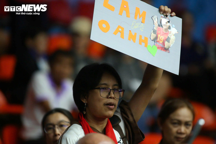 Một người hâm mộ đã làm riêng biển cổ vũ cho Lâm Oanh. Các thành viên ban huấn luyện và vận động viên vui vẻ cùng chụp hình selfie. Các cổ động viên không giấu được niềm vui và chờ đợi Lâm Oanh cùng đồng đội để được chụp hình. Họ đã được thỏa mong ước khi các vận động viên nhanh chóng kết thúc màn ăn mừng để tiến lại khán đài. Ngay cả nhiều cổ động viên của chủ nhà cũng muốn xin chữ kí của các vận động viên Việt Nan, đặc biệt là Thanh Thúy và Lâm Oanh. Một cổ động viên nhí của Thái Lan đã chờ rất lâu và liên tục gọi tên các vận động viên để xin chữ kí vào quả bóng lưu niệm, Dàn cổ động viên Việt Nam xuất hiện những nụ cười "tỏa nắng" của các cô nàng kiêm tổng tài xinh đẹp. Bà Lê Vũ Hồng Ngọc sinh năm 1992 - là con gái của ông Lê Văn Thành - Chủ tịch tập đoàn thể thao Động Lực. Bà Ngọc đang nắm giữ vai trò quản lý doanh nghiệp của gia đình. Bà Lê Vũ Hồng Ngọc liên tục có mặt theo dõi nhiều môn thể thao như bóng chuyền, bơi lội và điền kinh. Trên khán đài còn có sự xuất hiện của bà Tracy Thư Lương - nữ doanh nhân nổi tiếng ở TP.HCM trong lĩnh vực xe hơi. Bà Thư Lương là nữ doanh nhân đầu tiên ở Việt Nam sở hữu đội thể thao chuyên nghiệp - CLB bóng rổ Thang Long Warriors. Chiến thắng trước Philippines đưa Việt Nam vào chung kết và đối thủ vẫn là chủ nhà Thái Lan.
