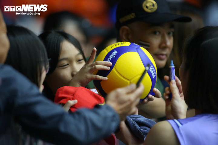Một cổ động viên nhí của Thái Lan đã chờ rất lâu và liên tục gọi tên các vận động viên để xin chữ kí vào quả bóng lưu niệm, Dàn cổ động viên Việt Nam xuất hiện những nụ cười "tỏa nắng" của các cô nàng kiêm tổng tài xinh đẹp. Bà Lê Vũ Hồng Ngọc sinh năm 1992 - là con gái của ông Lê Văn Thành - Chủ tịch tập đoàn thể thao Động Lực. Bà Ngọc đang nắm giữ vai trò quản lý doanh nghiệp của gia đình. Bà Lê Vũ Hồng Ngọc liên tục có mặt theo dõi nhiều môn thể thao như bóng chuyền, bơi lội và điền kinh. Trên khán đài còn có sự xuất hiện của bà Tracy Thư Lương - nữ doanh nhân nổi tiếng ở TP.HCM trong lĩnh vực xe hơi. Bà Thư Lương là nữ doanh nhân đầu tiên ở Việt Nam sở hữu đội thể thao chuyên nghiệp - CLB bóng rổ Thang Long Warriors. Chiến thắng trước Philippines đưa Việt Nam vào chung kết và đối thủ vẫn là chủ nhà Thái Lan.