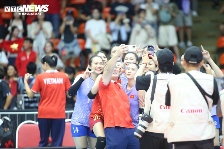 Các thành viên ban huấn luyện và vận động viên vui vẻ cùng chụp hình selfie. Các cổ động viên không giấu được niềm vui và chờ đợi Lâm Oanh cùng đồng đội để được chụp hình. Họ đã được thỏa mong ước khi các vận động viên nhanh chóng kết thúc màn ăn mừng để tiến lại khán đài. Ngay cả nhiều cổ động viên của chủ nhà cũng muốn xin chữ kí của các vận động viên Việt Nan, đặc biệt là Thanh Thúy và Lâm Oanh. Một cổ động viên nhí của Thái Lan đã chờ rất lâu và liên tục gọi tên các vận động viên để xin chữ kí vào quả bóng lưu niệm, Dàn cổ động viên Việt Nam xuất hiện những nụ cười "tỏa nắng" của các cô nàng kiêm tổng tài xinh đẹp. Bà Lê Vũ Hồng Ngọc sinh năm 1992 - là con gái của ông Lê Văn Thành - Chủ tịch tập đoàn thể thao Động Lực. Bà Ngọc đang nắm giữ vai trò quản lý doanh nghiệp của gia đình. Bà Lê Vũ Hồng Ngọc liên tục có mặt theo dõi nhiều môn thể thao như bóng chuyền, bơi lội và điền kinh. Trên khán đài còn có sự xuất hiện của bà Tracy Thư Lương - nữ doanh nhân nổi tiếng ở TP.HCM trong lĩnh vực xe hơi. Bà Thư Lương là nữ doanh nhân đầu tiên ở Việt Nam sở hữu đội thể thao chuyên nghiệp - CLB bóng rổ Thang Long Warriors. Chiến thắng trước Philippines đưa Việt Nam vào chung kết và đối thủ vẫn là chủ nhà Thái Lan.