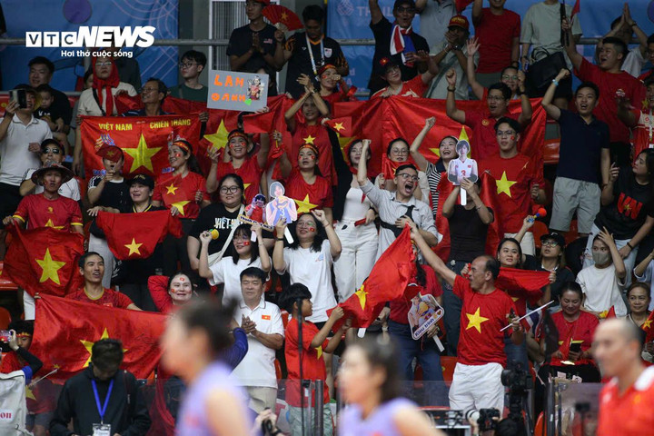 Trên khán đài, các cổ động viên Việt Nam vượt đường xa đến tiếp lửa cho đội tuyển bóng chuyền nữ tại trung tâm thể thao Thái Lan. Một người hâm mộ đã làm riêng biển cổ vũ cho Lâm Oanh. Các thành viên ban huấn luyện và vận động viên vui vẻ cùng chụp hình selfie. Các cổ động viên không giấu được niềm vui và chờ đợi Lâm Oanh cùng đồng đội để được chụp hình. Họ đã được thỏa mong ước khi các vận động viên nhanh chóng kết thúc màn ăn mừng để tiến lại khán đài. Ngay cả nhiều cổ động viên của chủ nhà cũng muốn xin chữ kí của các vận động viên Việt Nan, đặc biệt là Thanh Thúy và Lâm Oanh. Một cổ động viên nhí của Thái Lan đã chờ rất lâu và liên tục gọi tên các vận động viên để xin chữ kí vào quả bóng lưu niệm, Dàn cổ động viên Việt Nam xuất hiện những nụ cười "tỏa nắng" của các cô nàng kiêm tổng tài xinh đẹp. Bà Lê Vũ Hồng Ngọc sinh năm 1992 - là con gái của ông Lê Văn Thành - Chủ tịch tập đoàn thể thao Động Lực. Bà Ngọc đang nắm giữ vai trò quản lý doanh nghiệp của gia đình. Bà Lê Vũ Hồng Ngọc liên tục có mặt theo dõi nhiều môn thể thao như bóng chuyền, bơi lội và điền kinh. Trên khán đài còn có sự xuất hiện của bà Tracy Thư Lương - nữ doanh nhân nổi tiếng ở TP.HCM trong lĩnh vực xe hơi. Bà Thư Lương là nữ doanh nhân đầu tiên ở Việt Nam sở hữu đội thể thao chuyên nghiệp - CLB bóng rổ Thang Long Warriors. Chiến thắng trước Philippines đưa Việt Nam vào chung kết và đối thủ vẫn là chủ nhà Thái Lan.