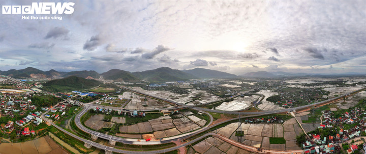 Cũng theo Ban Quản lý dự án 85, hiện đơn vị đang phối hợp với Ban An toàn giao thông (Sở Xây dựng Gia Lai), Phòng Cảnh sát giao thông và các đơn vị quản lý tuyến rà soát hệ thống biển báo, đèn tín hiệu, lan can, hộ lan, rãnh thoát nước, đảm bảo an toàn giao thông tuyệt đối khi tuyến được đưa vào khai thác.